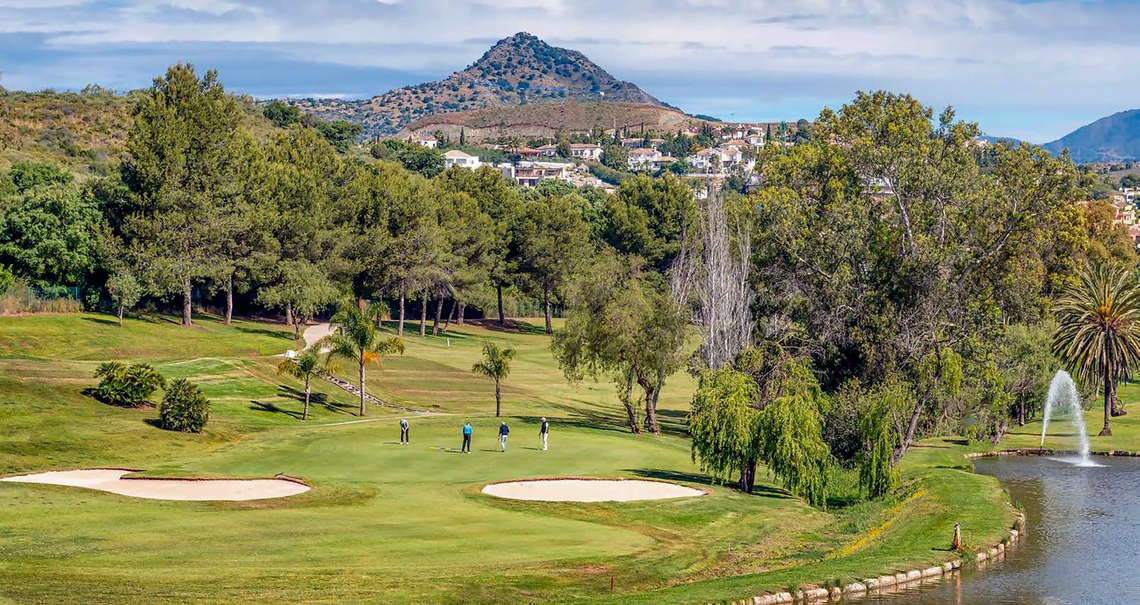 Største aktiv for El Paraiso-banen i Estepona er designet af Gary Player og den smukke beliggenhed i dalen af samme navn. Her er det green på hul 9