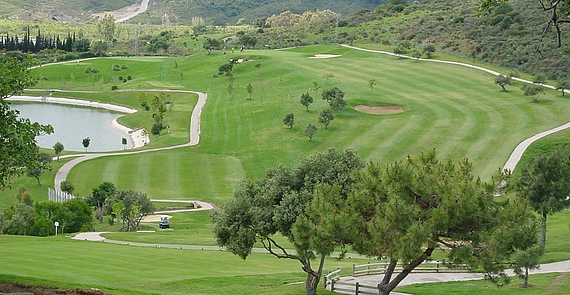 Udsigten over par 4-hullet 15 giver et meget godt indtryk af niveauforskellene på Los Arqueros-banen.